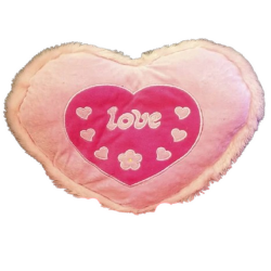 Плюшена възглавница с формата на сърце