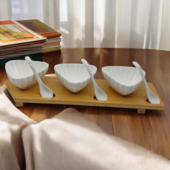 Порцеланов ордьовър върху бамбукова подложка