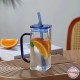 Стъклена чаша със сламка Стъклена чаша със сламка