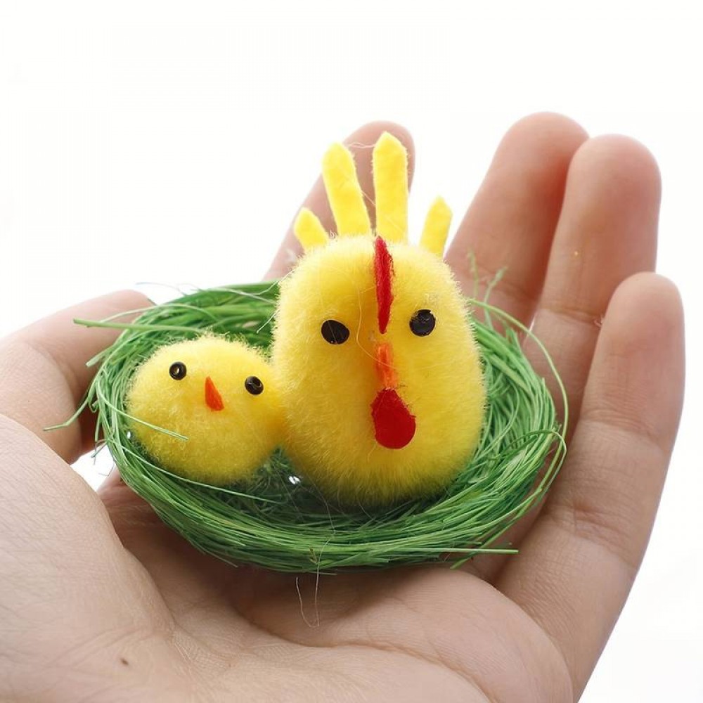 Декоративни Великденски пиленца в гнездо.