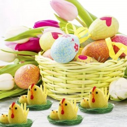 Декоративни Великденски пиленца в гнездо.