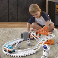 Писта с коли, космическа станция, ракети и астронавт