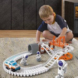 Писта с коли, космическа станция, ракети и астронавт