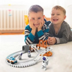 Писта с коли, космическа станция, ракети и астронавт