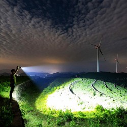 Супер мощен метален фенер P90, USB акумулаторна батерия