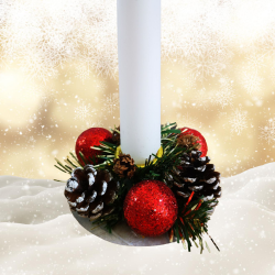 Свещник с Коледна декорация