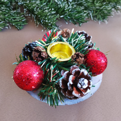 Свещник с Коледна декорация