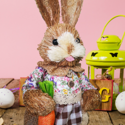 Декоративен великденски заек с морков