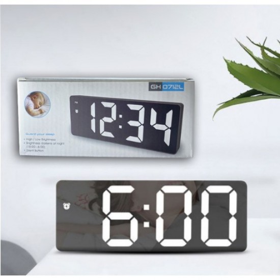 Светещ LED часовник с бели цифри Светещ LED часовник с бели цифри