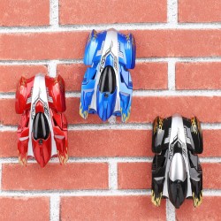 Играчка кола движеща се по стени и тавани