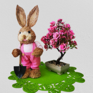 Декоративен великденски заек с лопата