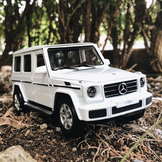 Метална кола Мерцедес,G-CLASS, Отварящи се врати,1:24, Бяла
