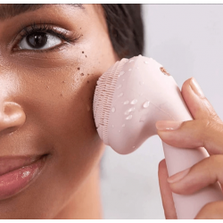 Силиконова четка за почистване на лице с масажна функция