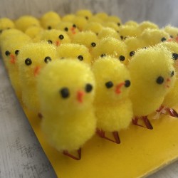 Малко декоративно Великденско пиленце