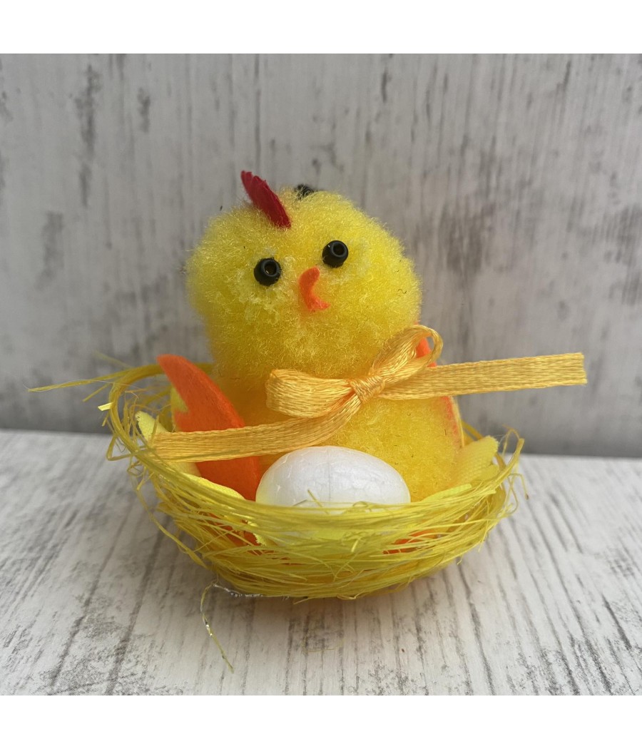 Декоративно пиленце в гнездо с яйце