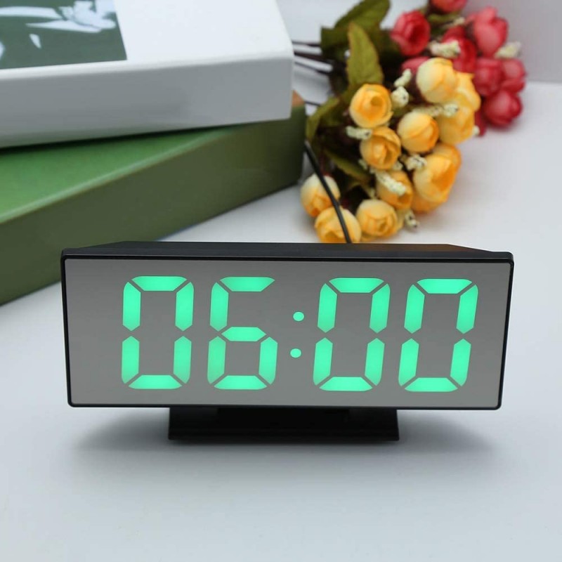 Светещ LED часовник със зелени цифри