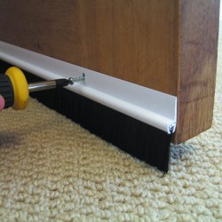 Уплътнител за под врата с четка