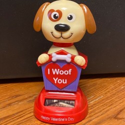 Соларна клатеща се фигурка - Куче със сърце