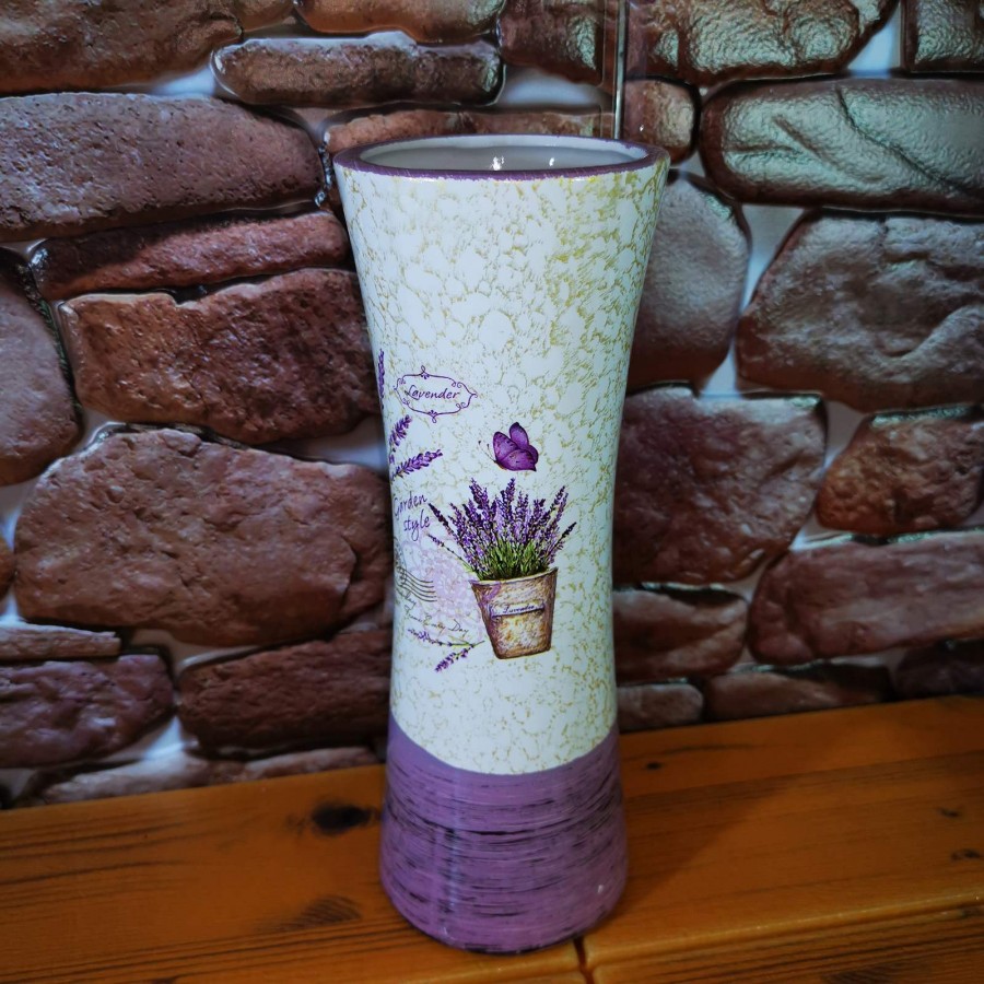 Керамична ваза с лавандула
