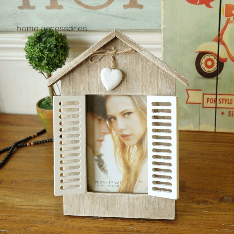 Дървена рамка за снимка с форма на къща