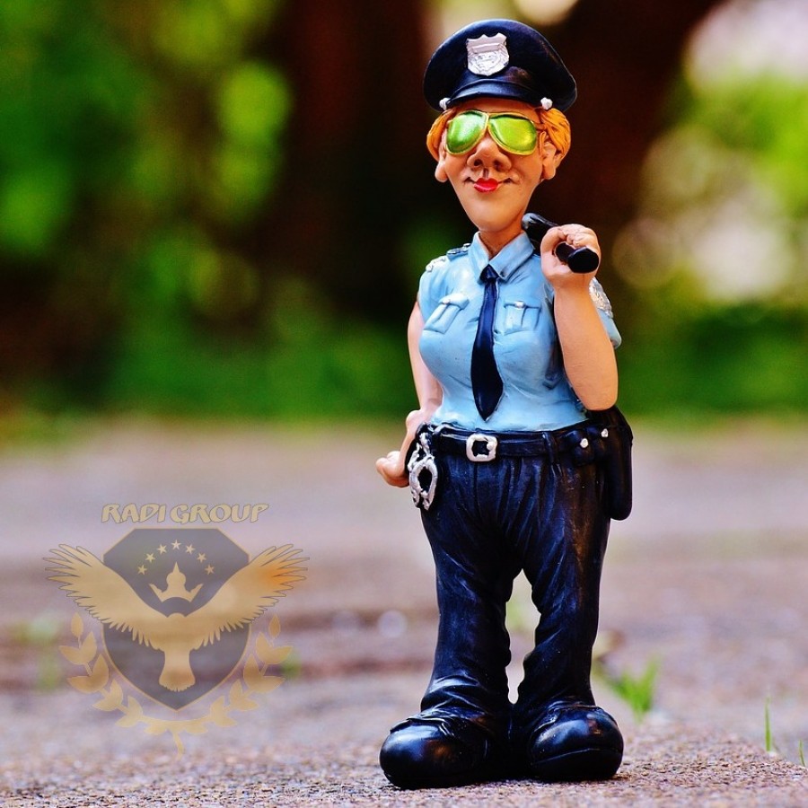 Красива керамична статуетка на професия Полицай