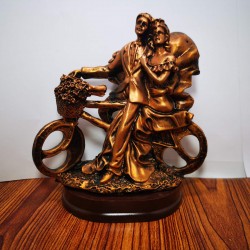 Фигурка мъж , жена и колело