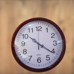 Кръгъл стенен часовник - кафяв Кръгъл стенен часовник - кафяв