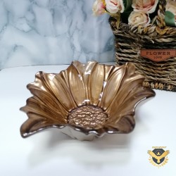 Красива златна купичка