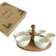 Ордьовър керамика върху дървена поставка