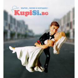 Красива керамична статуетка на Младоженци