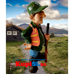 Красива керамична статуетка -  Ловец с пушка