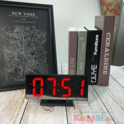 Дигитален часовник с червени цифри